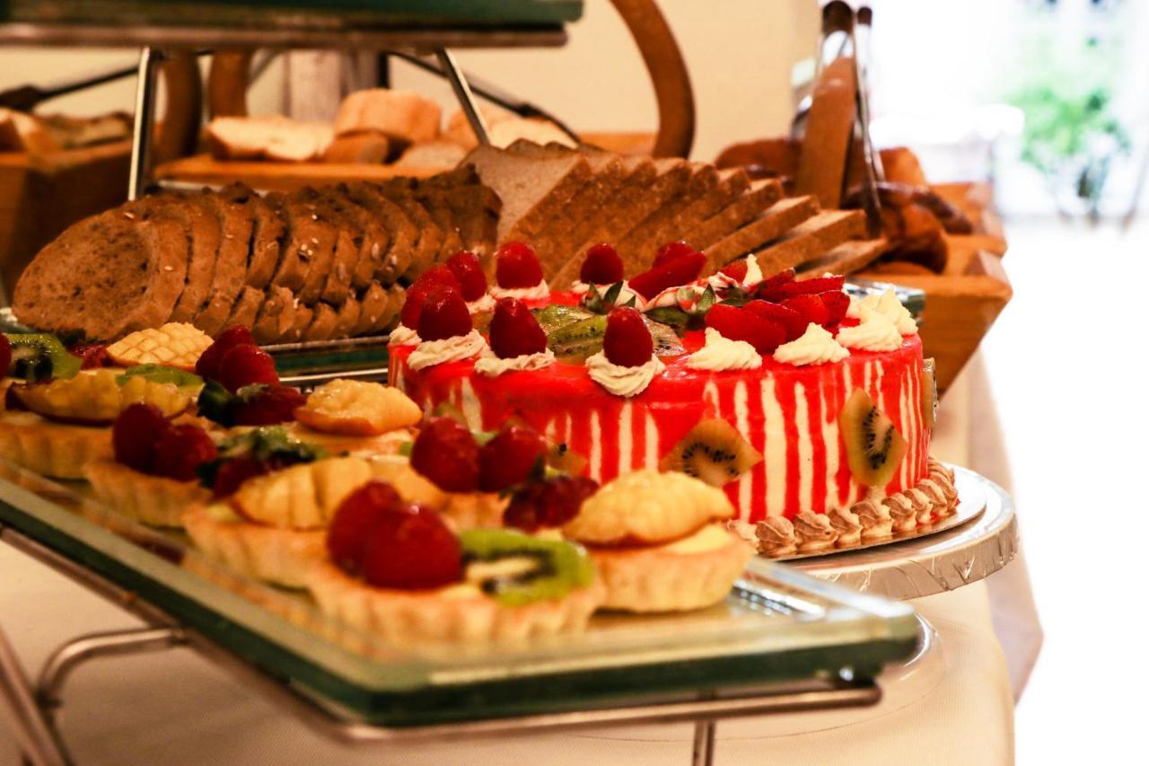 马拉喀什 Riad Palais Des Princesses & Spa酒店 外观 照片 A dessert buffet