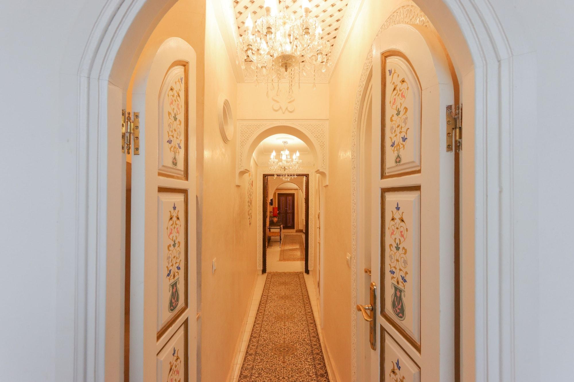 马拉喀什 Riad Palais Des Princesses & Spa酒店 外观 照片 A corridor at the hotel